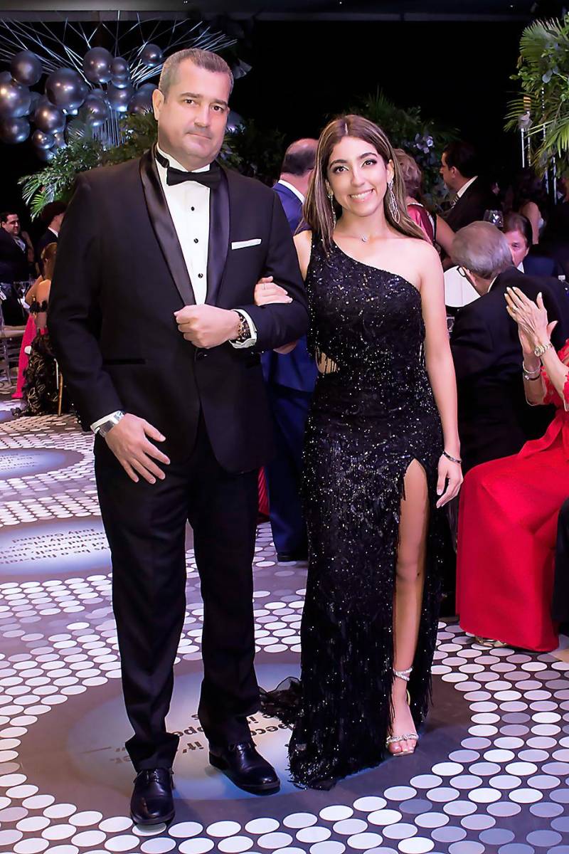 Desfile de Padres e Hijos en la Gala de Graduación de la EIS