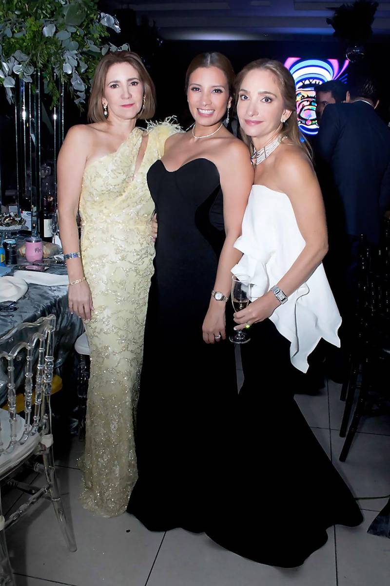 Shadia y Esther Canahuati con Nicole Bernhard.