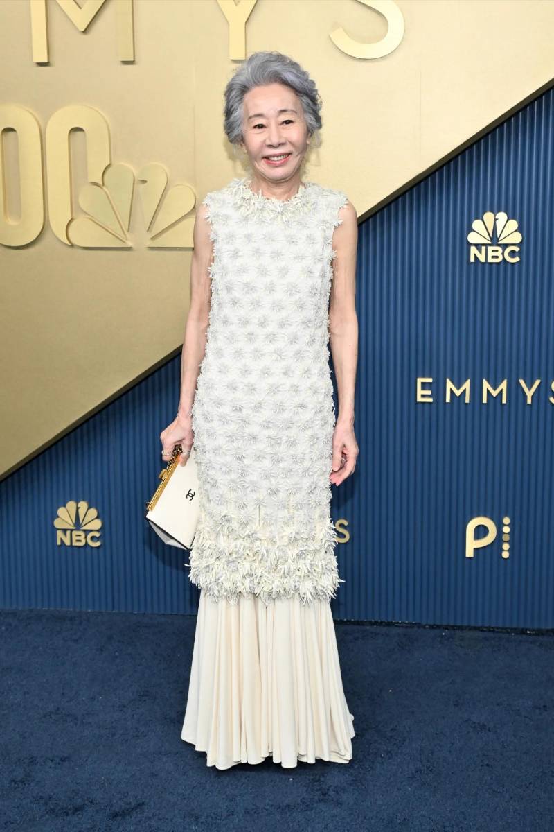 La actriz coreana Youn Yuh-jung, nominada por “Beef”, llegó con un elegante diseño blanco de Chanel, sumándose a la lista de nominadas vestidas por la maison.