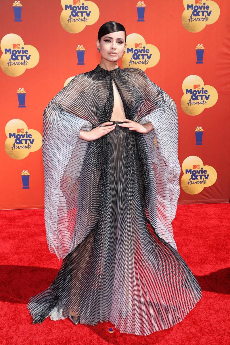 Sofia Carson en Iris Van Herpen.