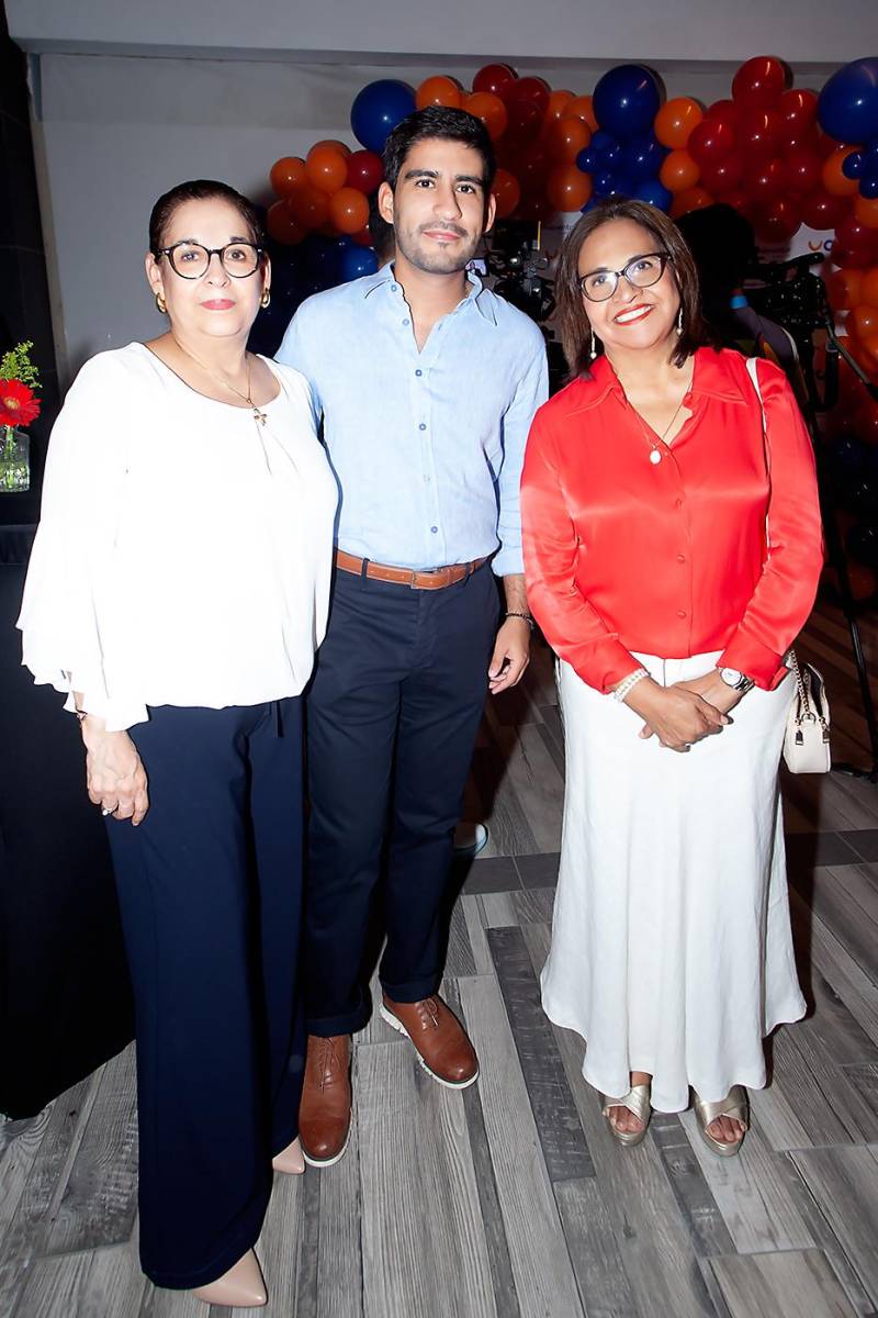 Vilma Servellón, Diego Palacios y Alina Servellón.
