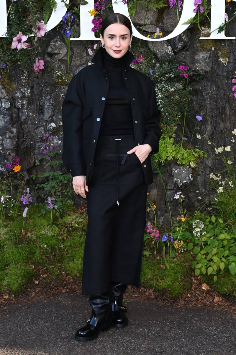 Lily Collins optó por un look completamente negro. Usando una maxi skirt con un turtle neck y un oversized jacket. Por supuesto, no podían faltar unas clásicas combat boots.