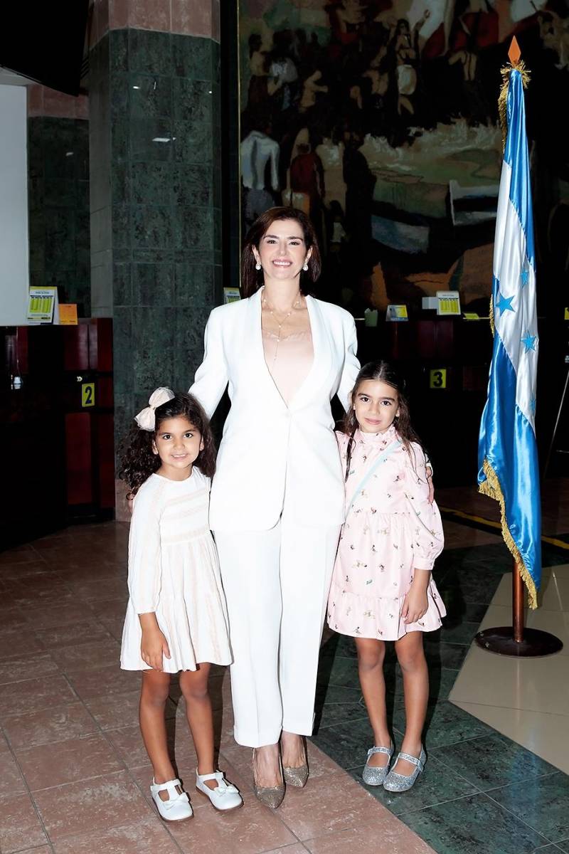 Suyapa Monterroso con sus nietas Camila y Antonella