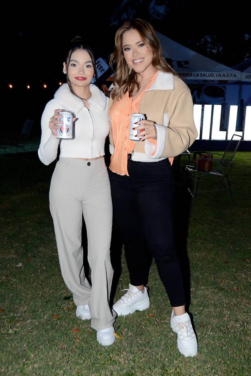 Azaria Zelene y Erika Williams.