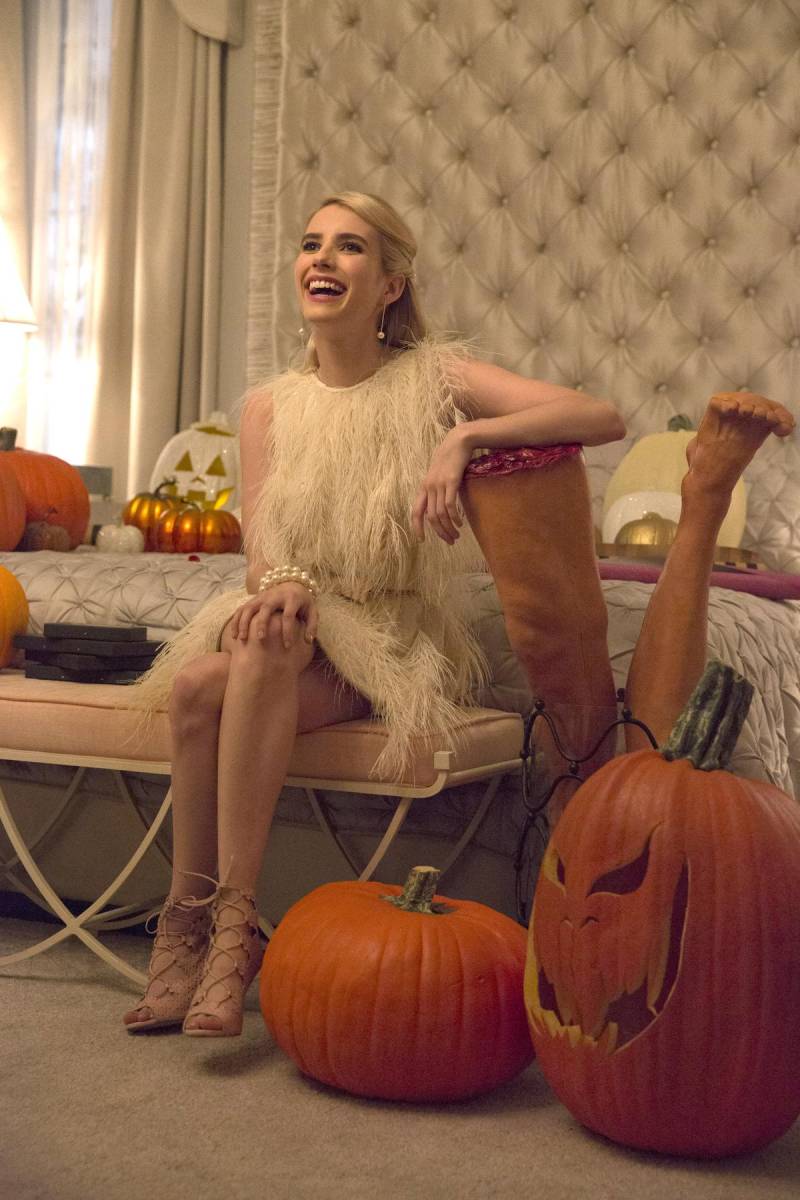 Si AHS te da demasiado miedo, Scream Queens de Ryan Murphy, sobre un grupo de chicas de una hermandad universitaria aterrorizadas por un misterioso asesino, el Diablo Rojo, es la mejor opción para divertirte espeluznantemente.
