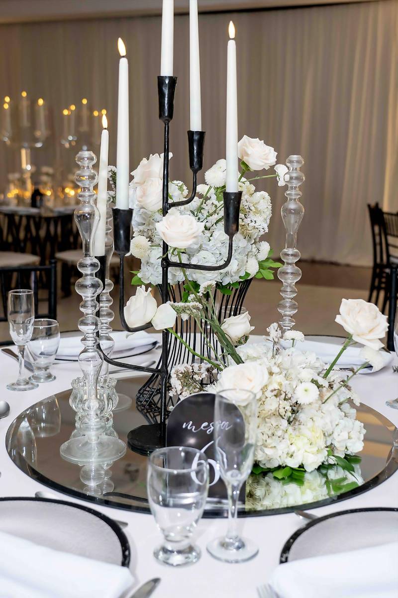 Delicados arreglos de rosas y candelabros con veladoras eternas sirvieron comocentros de mesa.
