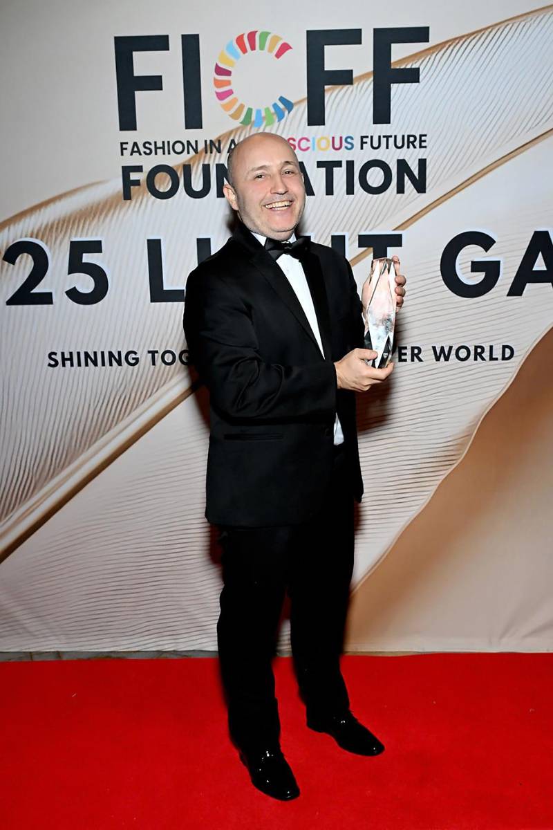 Álvaro Ramos, sacerdote y misionero en Honduras, participa en la Asociación ACOES Honduras, posa con su FICFF Light of Humanity Award