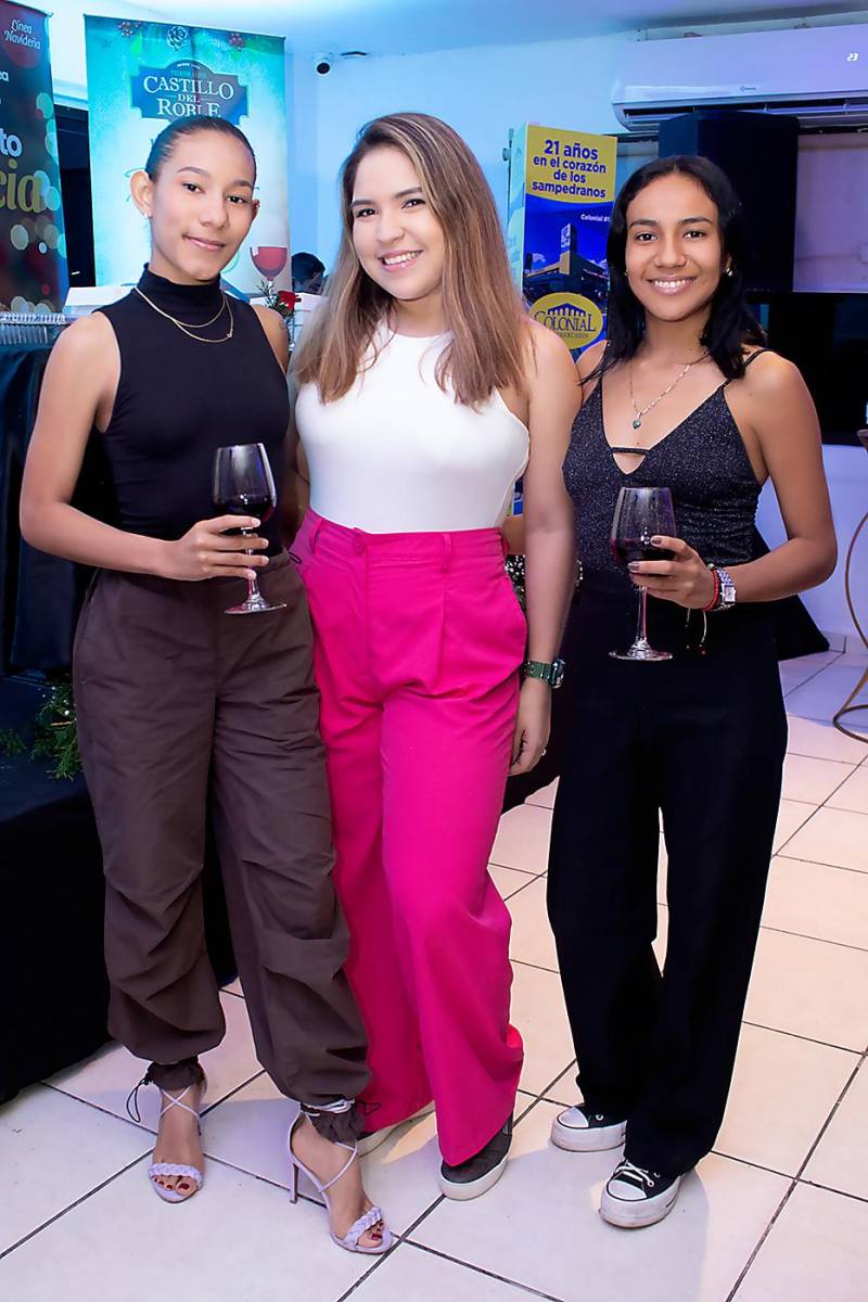 Aletia Orellana, Keren Martínez y Violeta Orellana. 