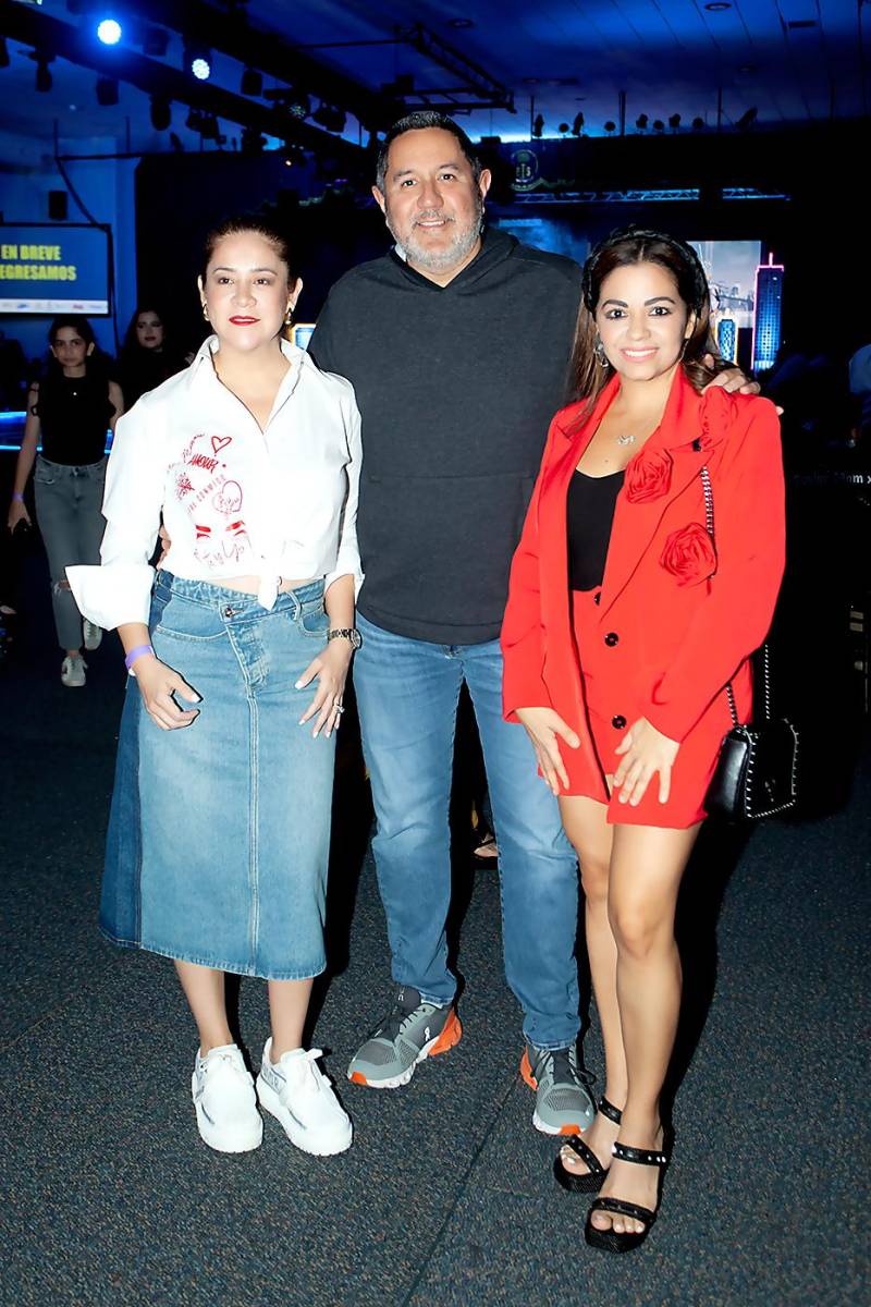 Giselle y Eduardo Tinoco con Andrea Quintana.