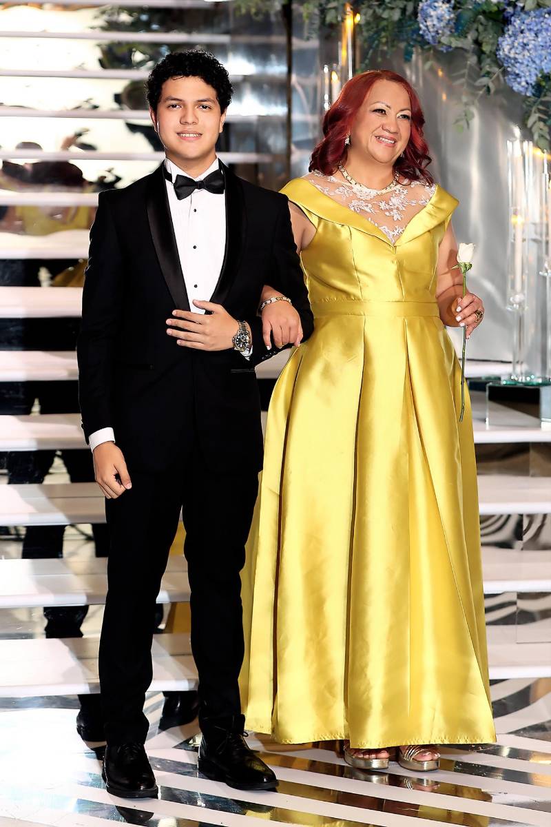 Juan Fernando Medina Aceituno con su madre Alma Aceituno 
