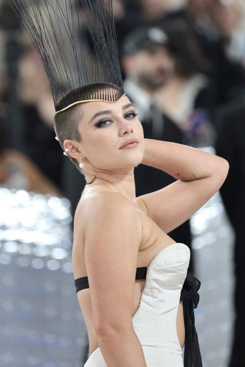 Florence Pugh se rapó por completo la cabeza y en el look de la gala puso sobre ella un tocado de plumas.