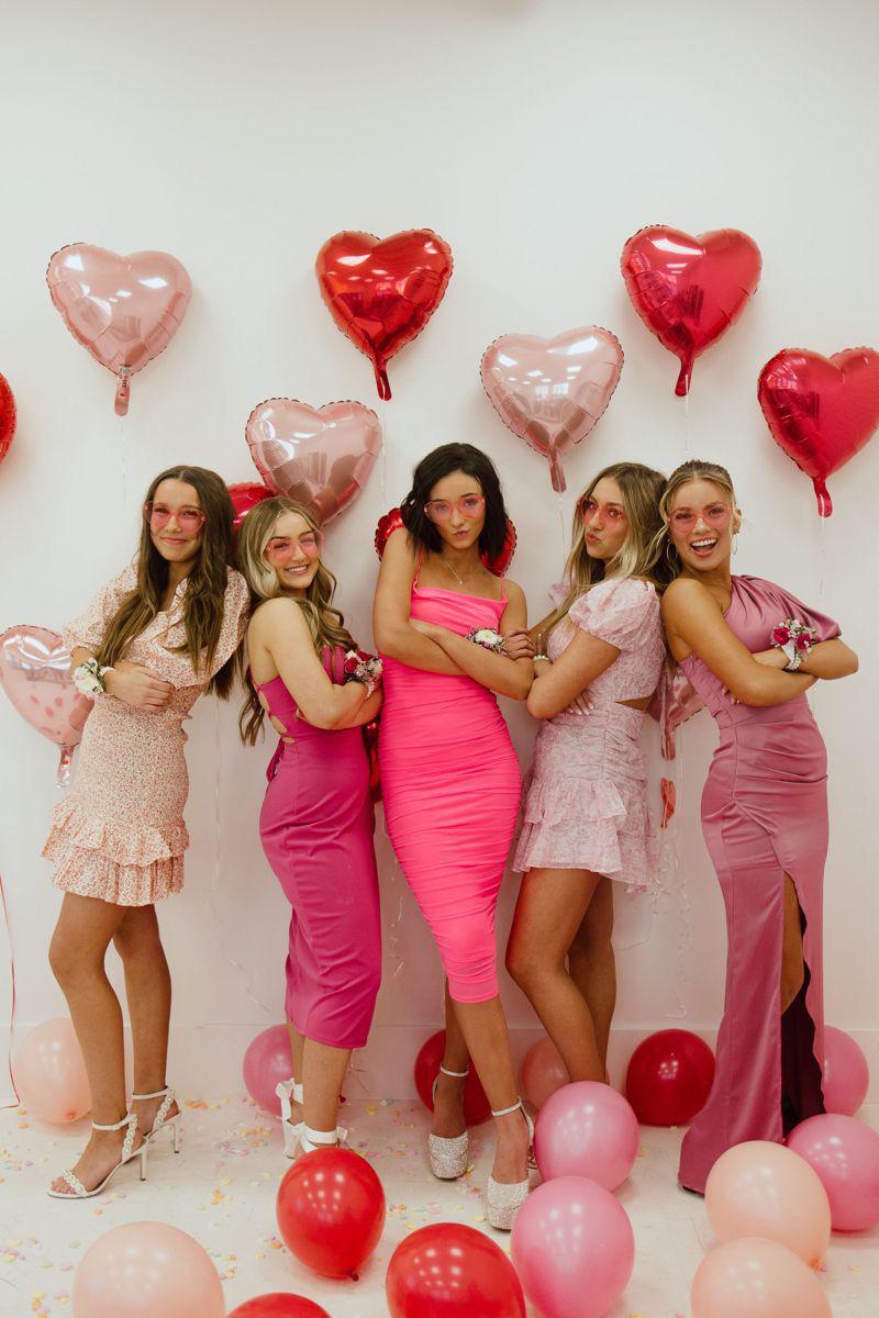 <b>Sesión de fotos entre amigas.</b> ¡Hora de sacar su lado más fashionista! Pueden organizar un photoshoot con diferentes temáticas, desde algo elegante hasta ideas divertidas y originales. Elijan un buen escenario, busquen accesorios y prepárense para llenar su carrete de recuerdos inolvidables.