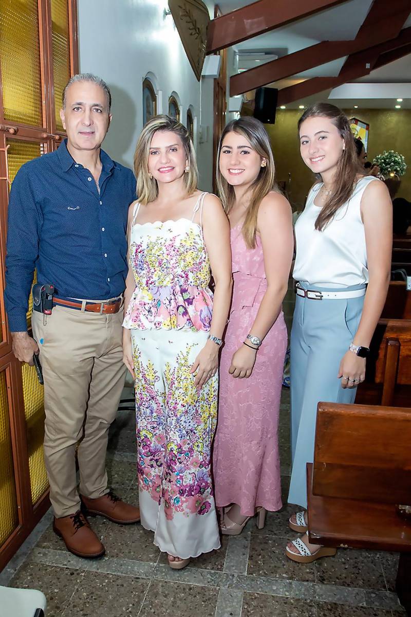 Felipe y Mariela Canahuati con sus hijas Anneliese y Alessandra.