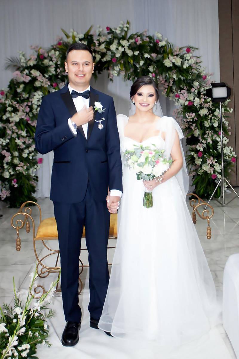 Los nuevos esposos: Diego Valenzuela y Cesia Maradiaga, luego de haber recibido la bendición.