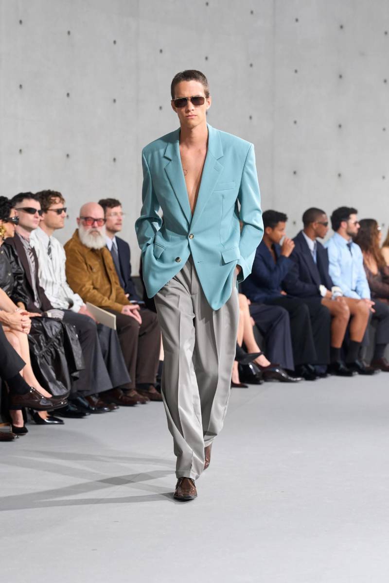 Vaccarello buscó “aligerar la silueta, eliminar las estructuras de las chaquetas y hacer que todo fuera verdaderamente fluido y mucho más suave, creando una sensación de sensualidad en el movimiento”, explicó.