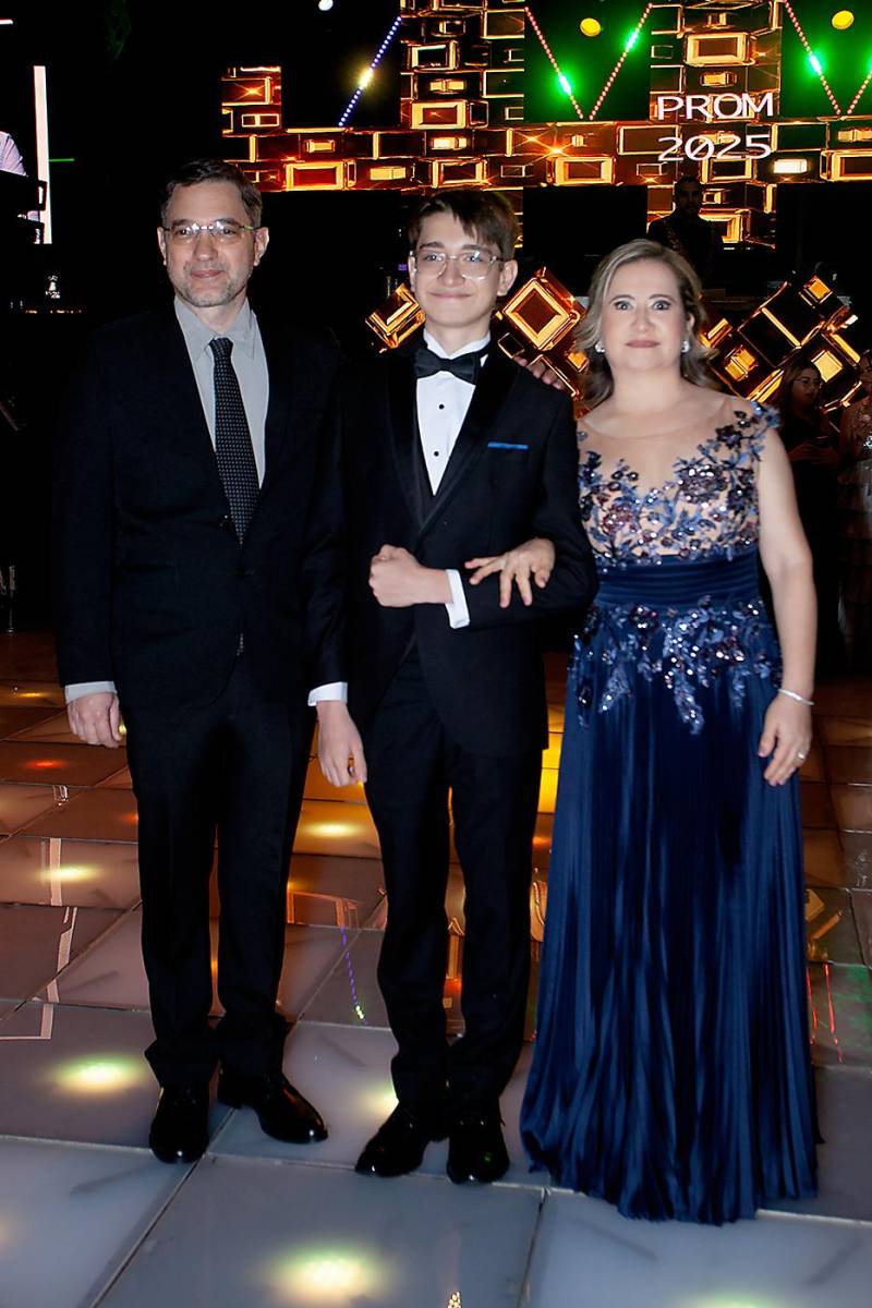 Ángel Antonio Fernández Madrid con sus padres Ángel Fernández y LourdesMadrid.