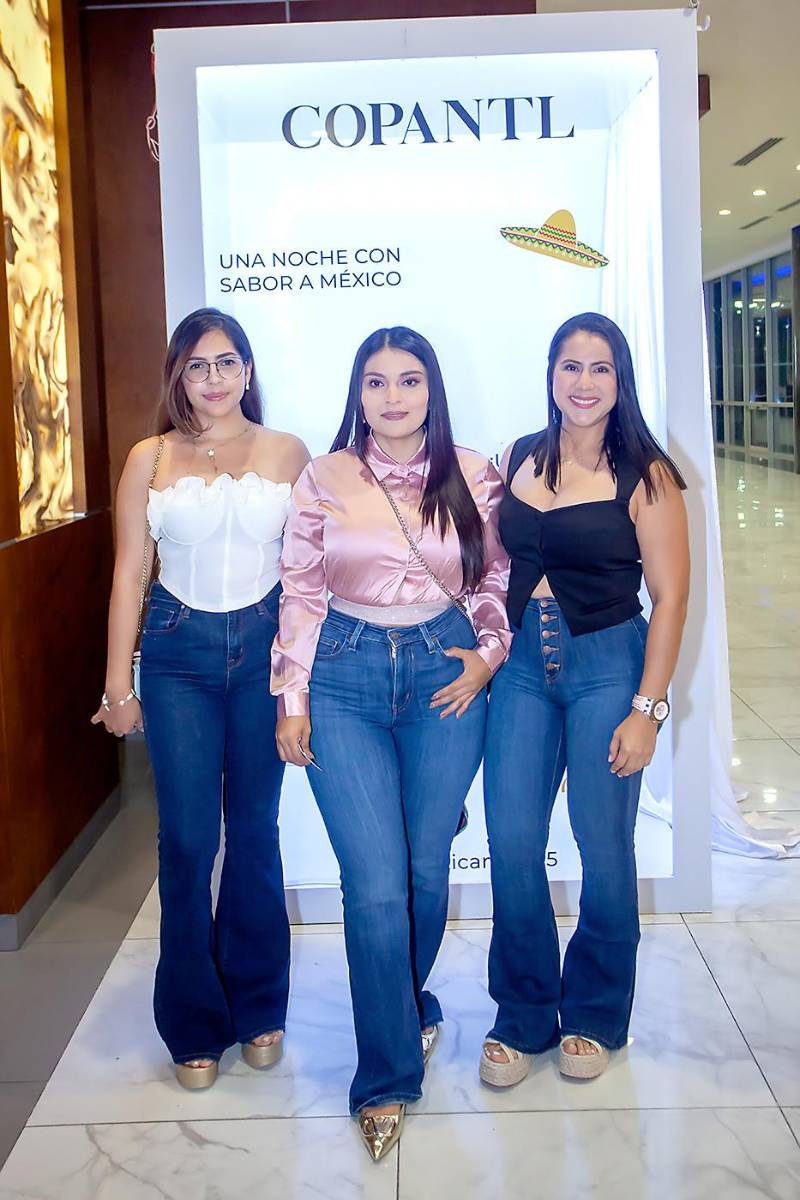 Xiomara Mata con Charlotte y Nerli Vallecillo.