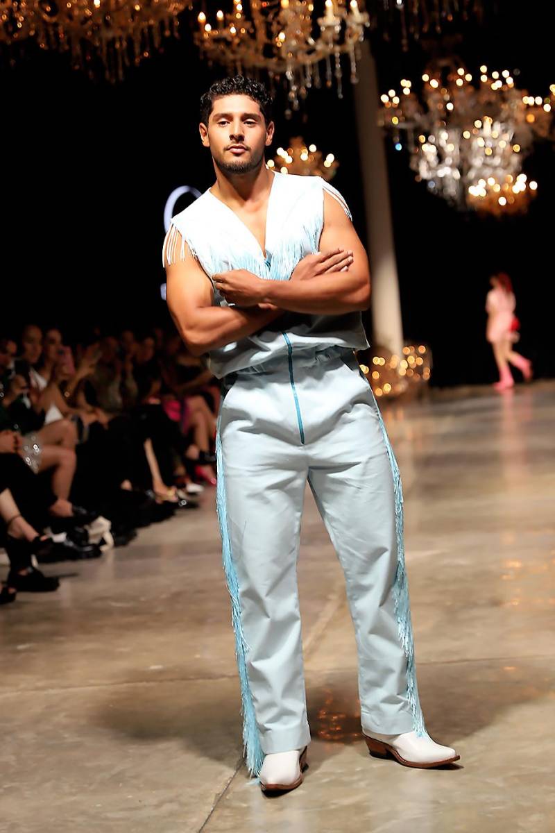 Jumpsuit con cremallera y cortes estratégicos en la parte superior, adornado con flecos, hilo conductor de la colección