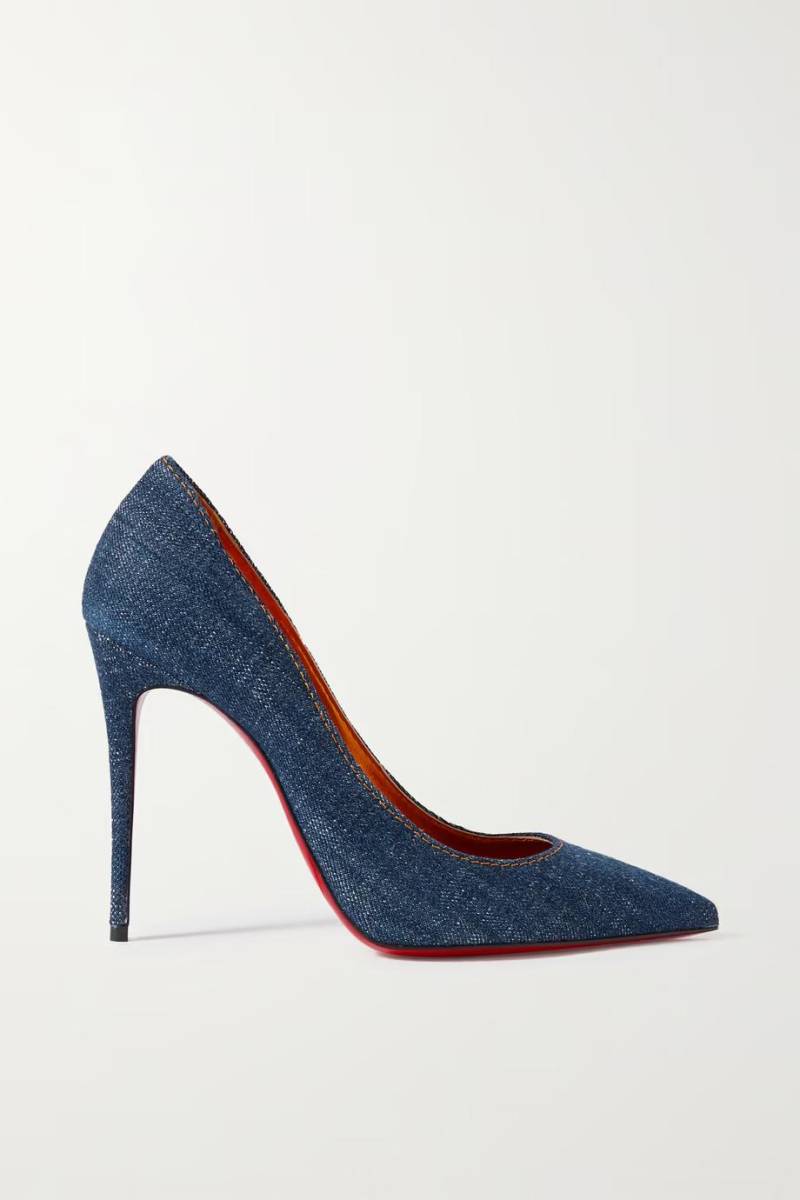 Estos zapatos de Christian Louboutin llevan el nombre de Kate Moss, quien inspiró los dedos de los pies alargados y puntiagudos. Se fabricaron en Italia con denim azul clásico y se basaron en las icónicas suelas rojas lacadas de la marca. Úsalos con todo, desde vestidos hasta jeans tonales