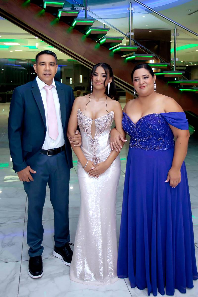  Valery Luna con Víctor Luna y Jennifer Castillo. 