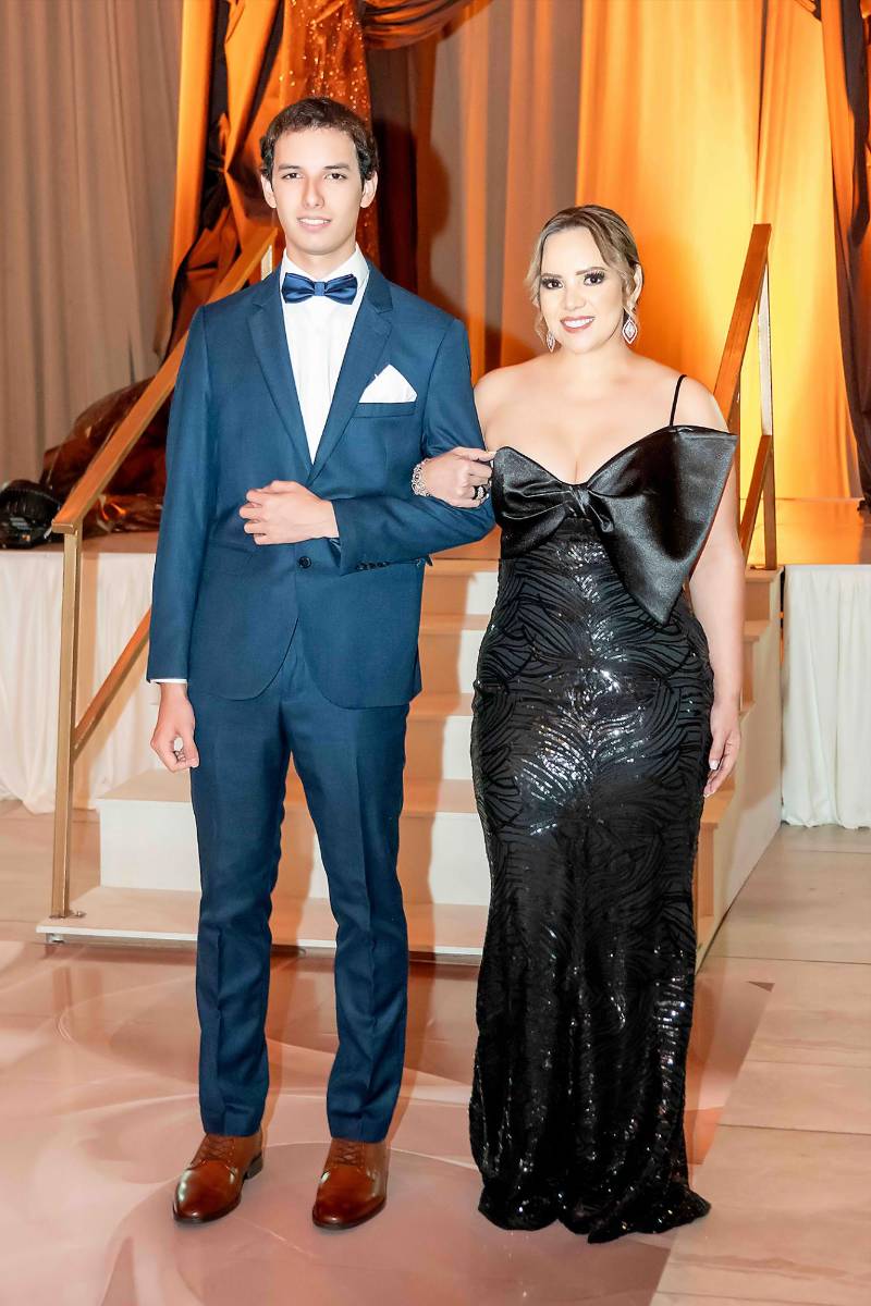 Sebastián Enrique Banegas Vásquez con su madre Karen Vásquez. 
