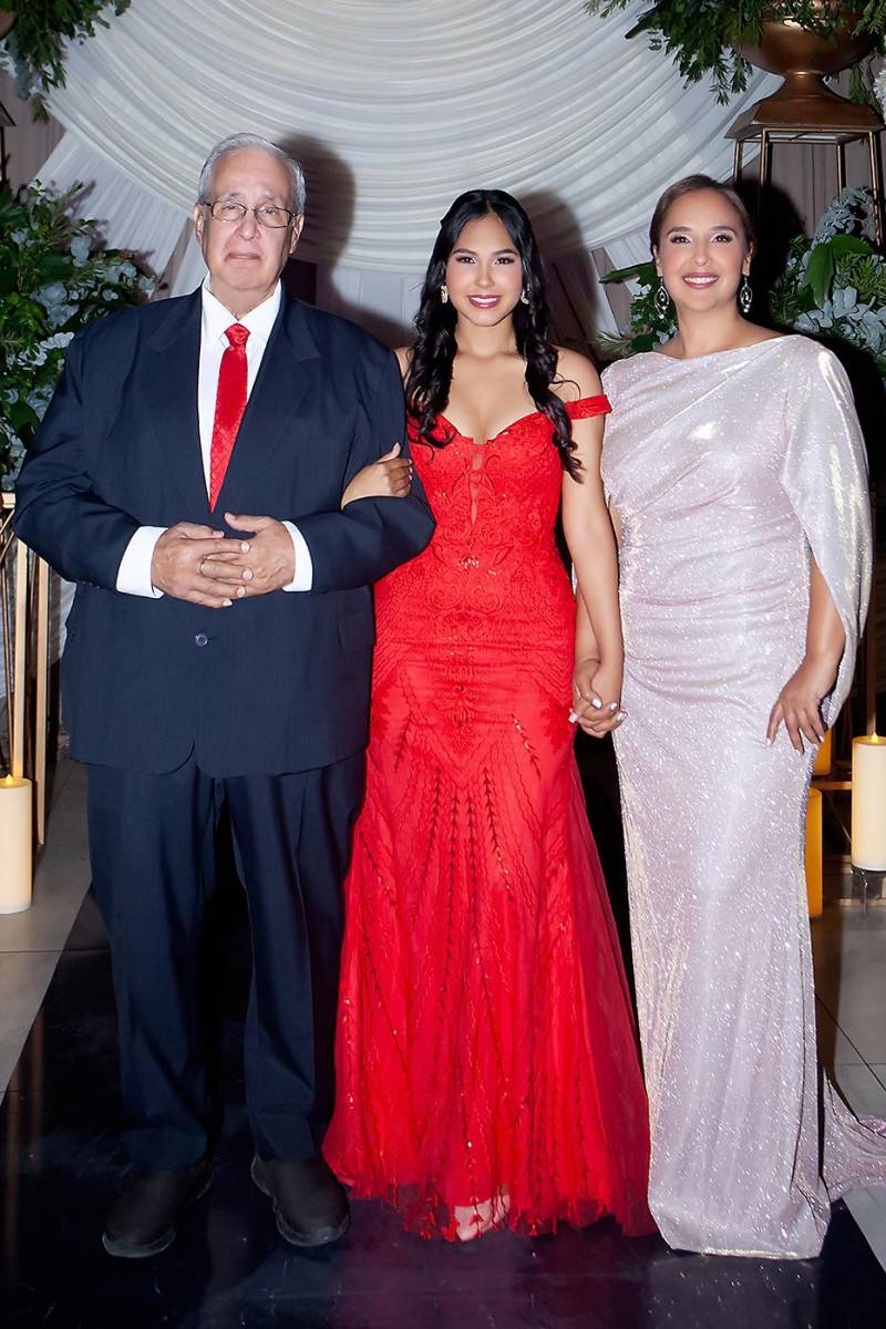 Andrea Fernanda Rivera con su abuelo Salvador Rivera y su madre Gloria Rivera