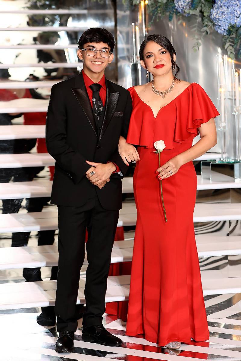 Miguel Andrés Mencía Rivera con su madre Rebeca Rivera 