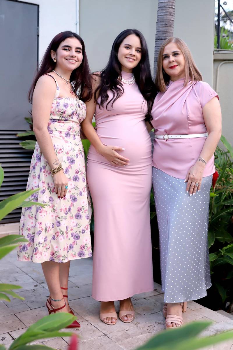 Vicky Leiva con sus hijas Victoria Batres e Isabella Batres