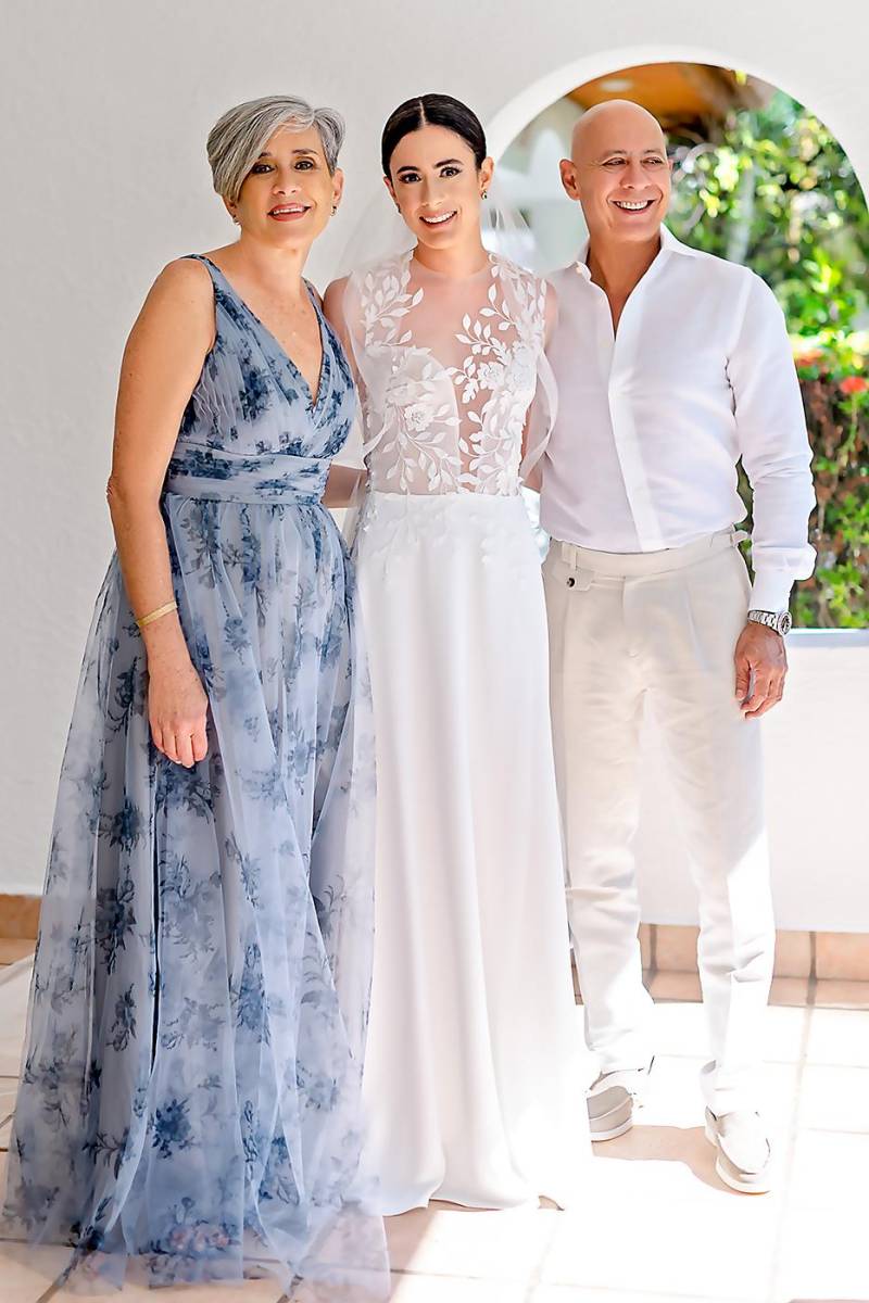 Carmen Elena Oberholzer con su hija Stephanie y su esposo Junio Dean Marsan.