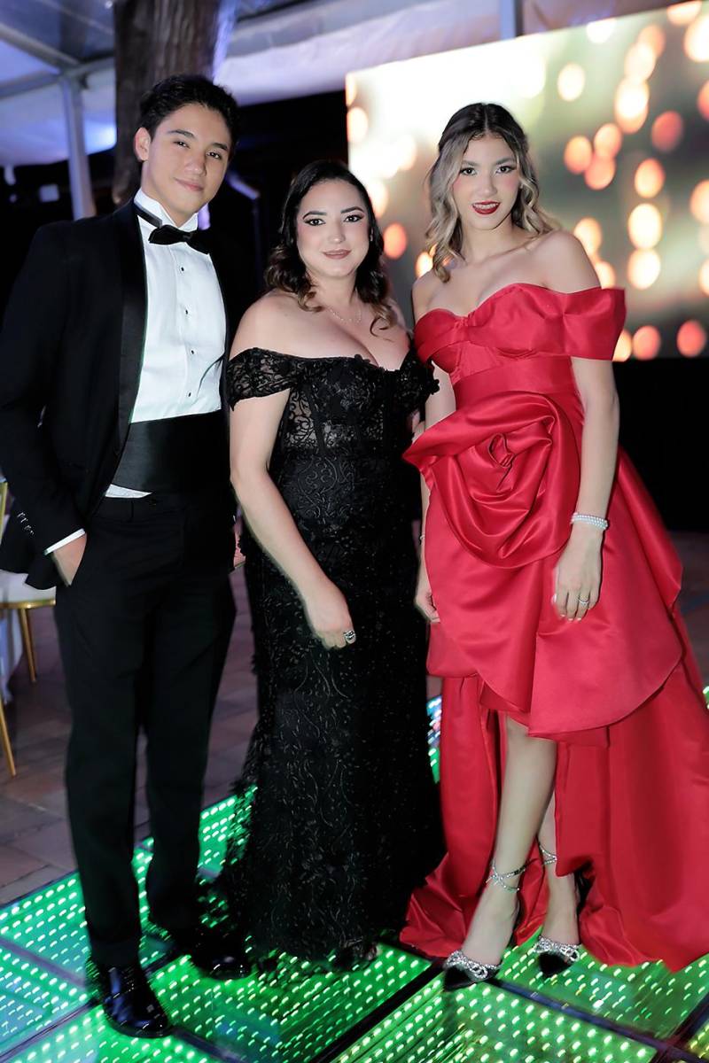 Stephanie Rodríguez junto a sus hijos Sebastián y Andrea Cáceres.