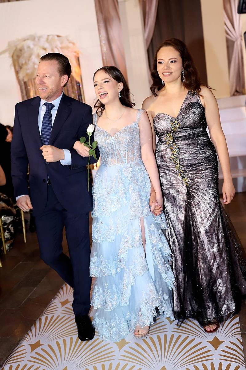 Daniela Tróchez con sus padres Marvin Tróchez y Blanca Bourdeth