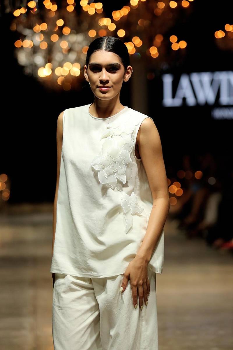 Sleeveless top de líneas amplias con bordado de flores de organza de seda y wide leg pants 