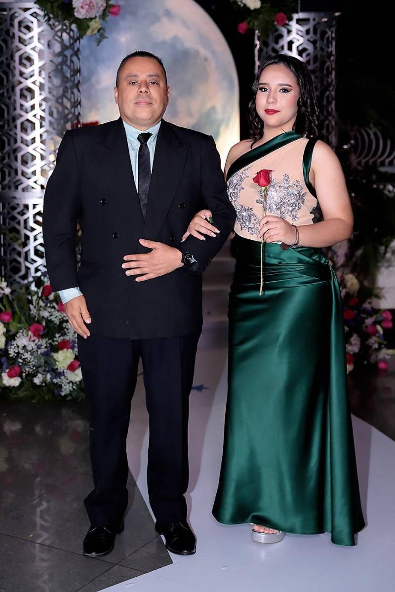 Desfile padres e hijos de la prom 2024 del Instituto San José del Carmen