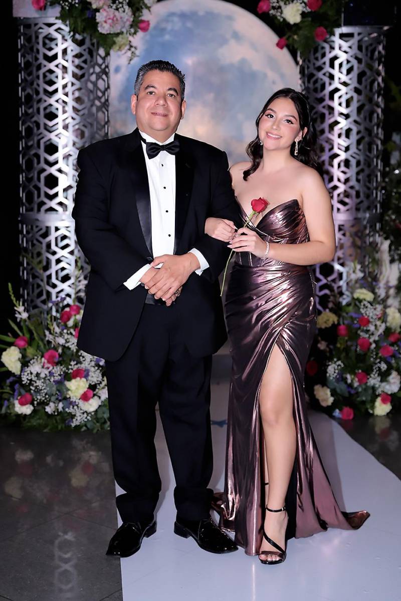 Desfile padres e hijos de la prom 2024 del Instituto San José del Carmen