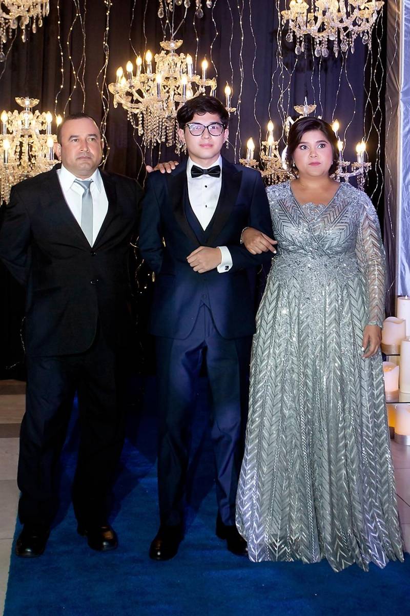 Elvin Ríos y Karla García con su hijo Carlos Edgardo.