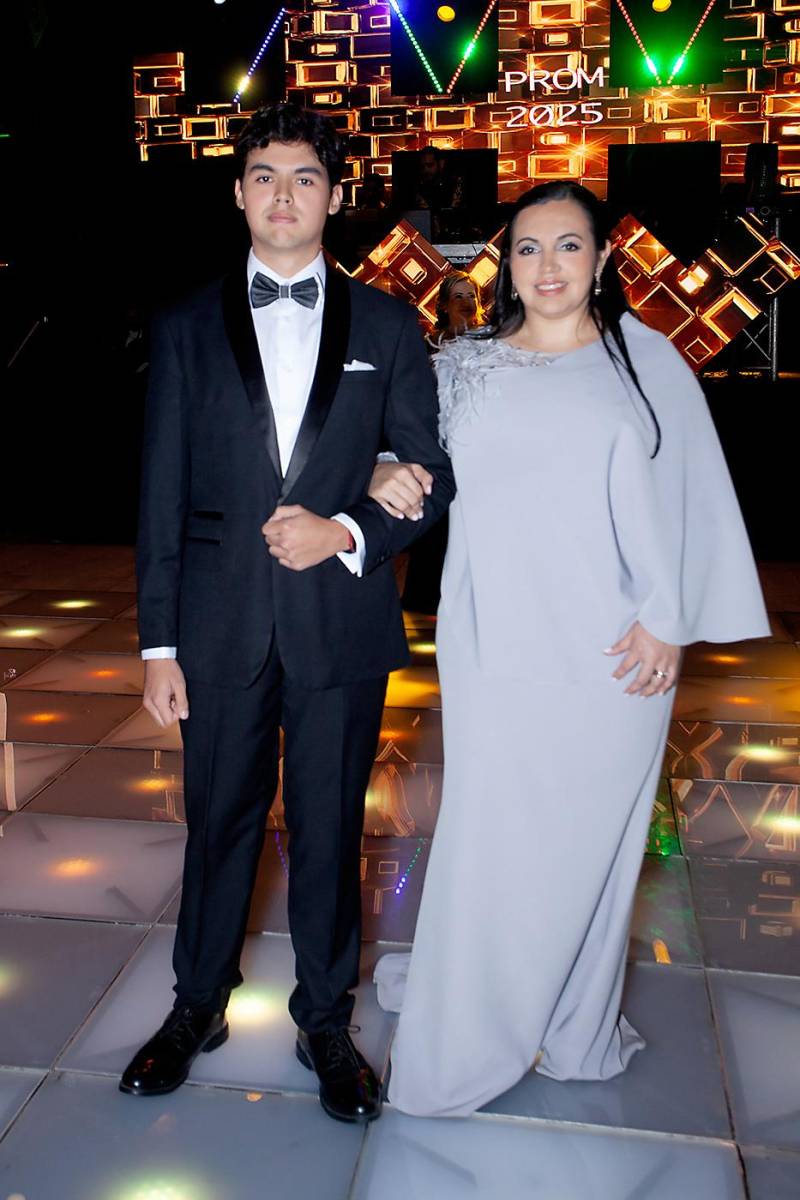 David Alonso López Orellana con su madre Aida Orellana