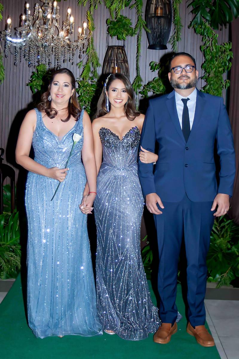 Alessa Munar con sus padres: Allan Munar y Denisse Pineda.