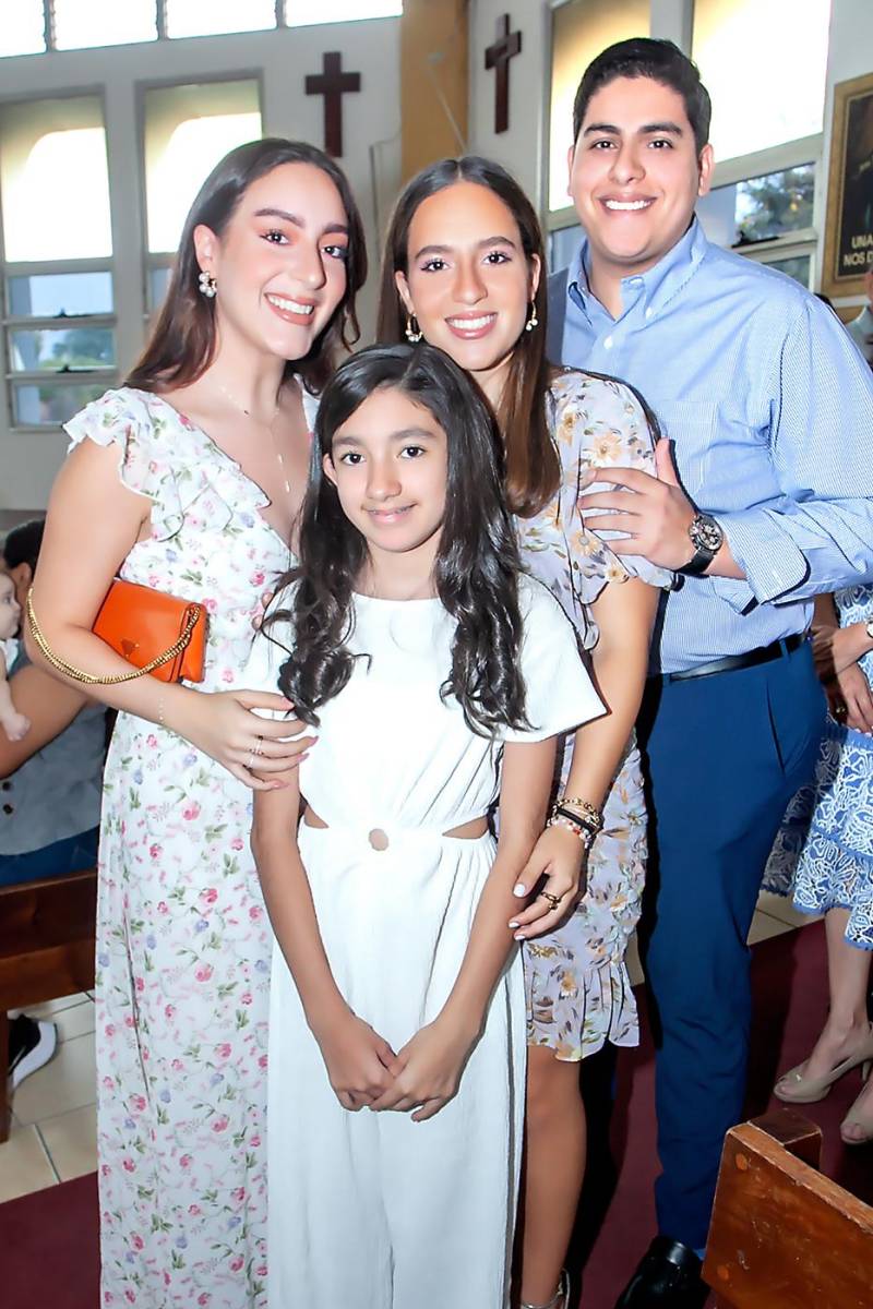Alexandra, Lizza María y Afif Handal, con Luciana Elvir.