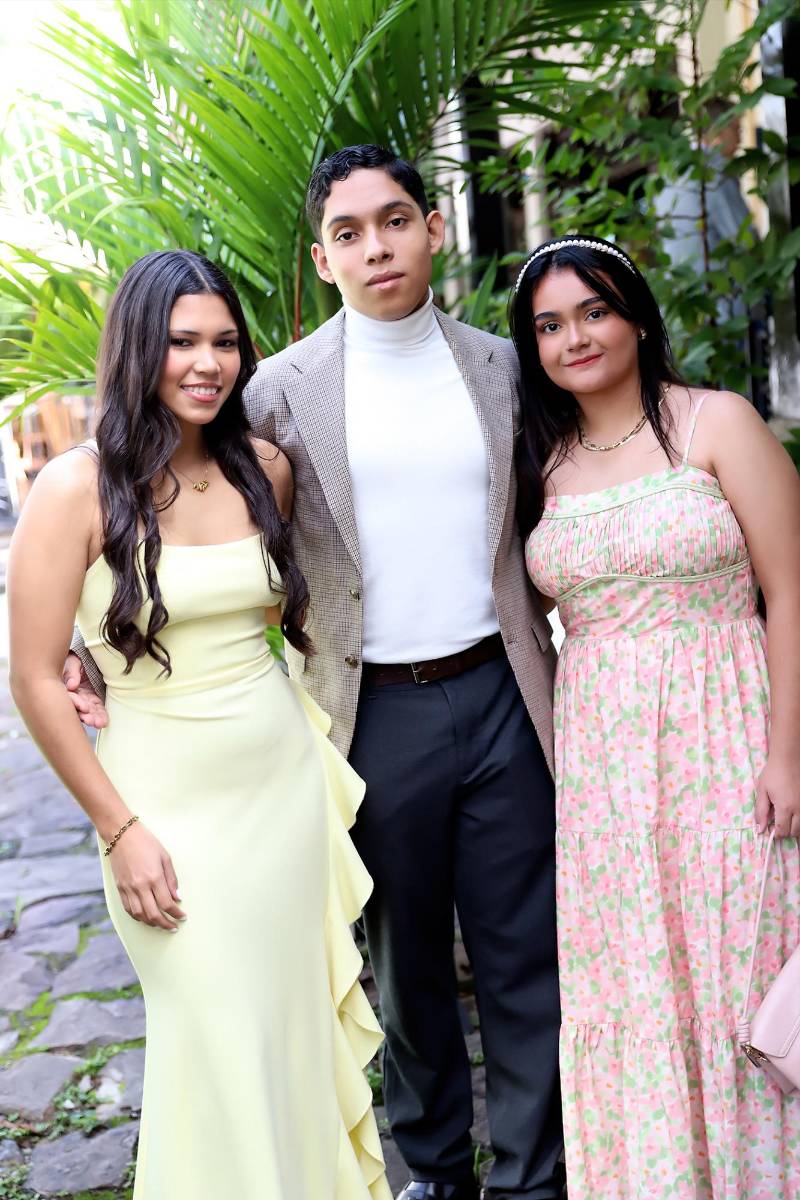 Natalia Riera, Rodrigo Flores y Victoria Mendoza. 