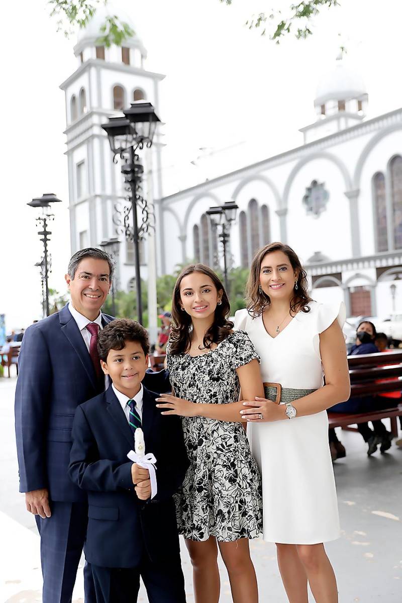 Luis Reyes y Valeria Ríos con Luis y Sofía