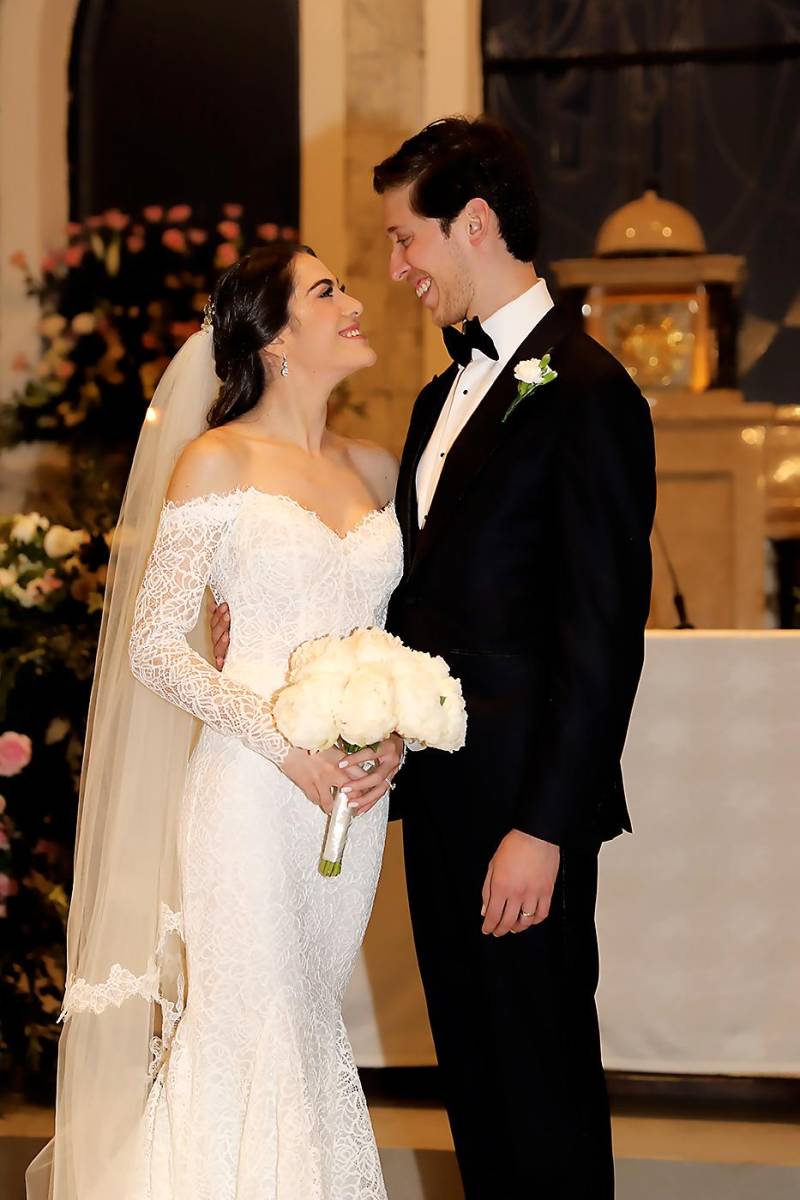 Los felices novios al terminar la ceremonia religioso