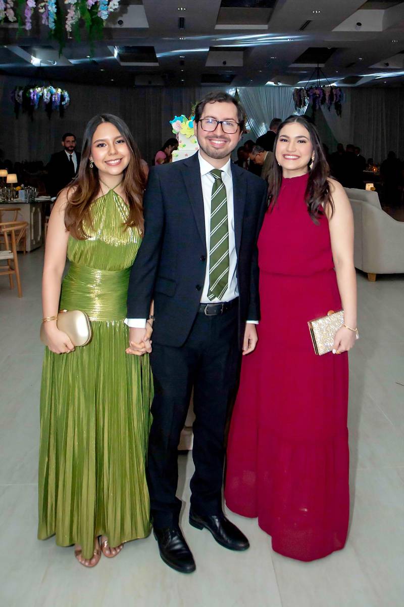 Valeria Figueroa, Julio Martínez y Alexandra Foster.