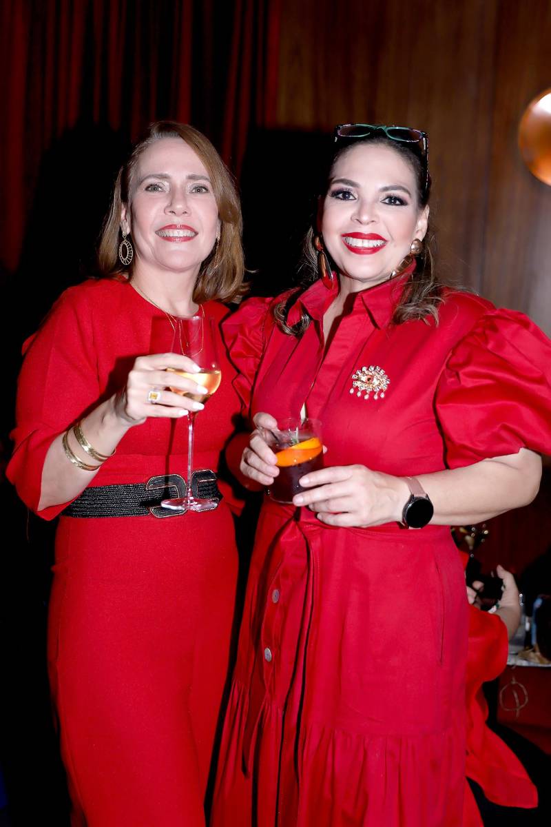 Al estilo de “Lady in red” Lisa Hilsaca celebró su cumpleaños