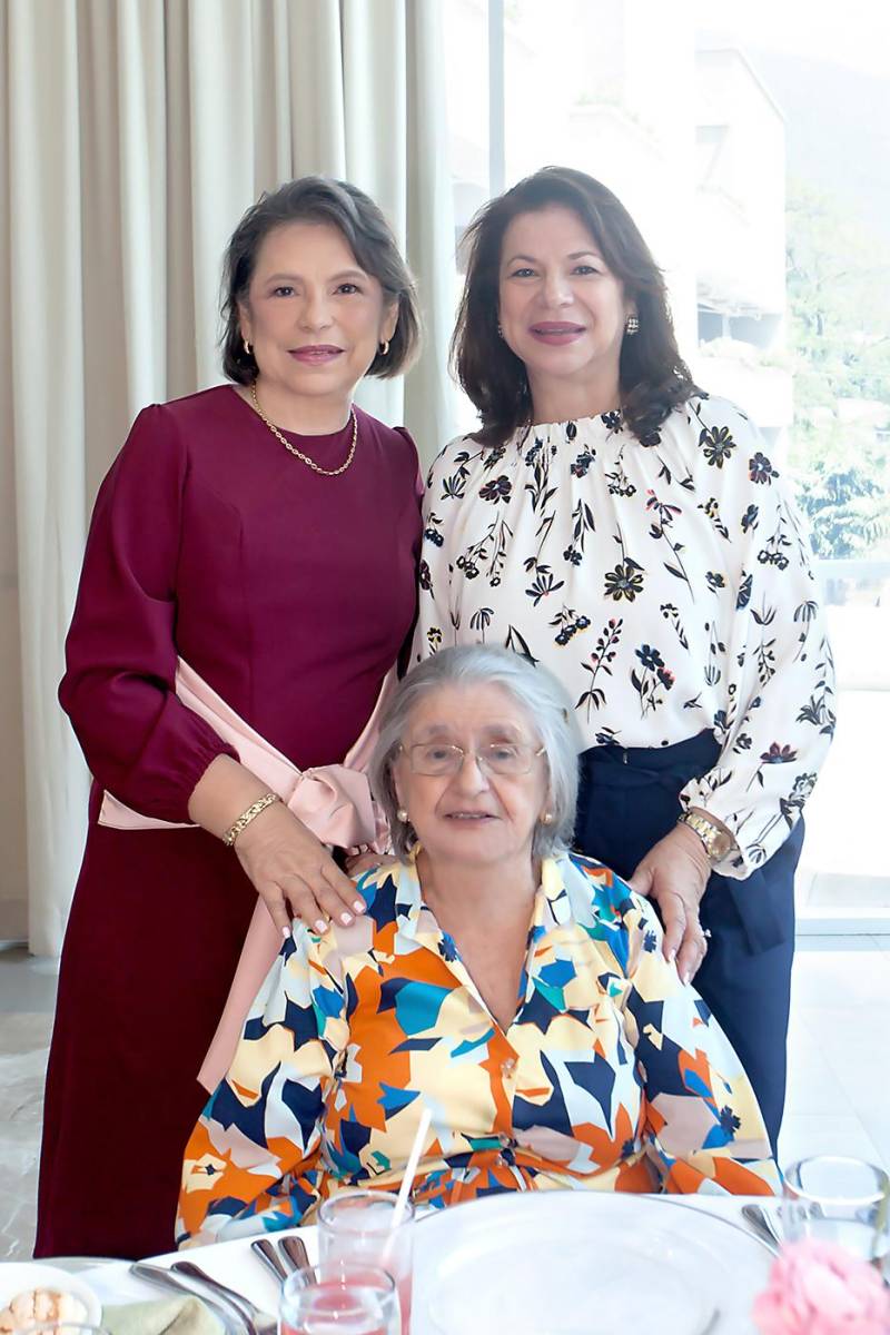 Ruth Reyes, Mildred Handal y Priscilla Reyes.