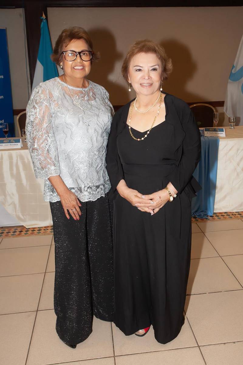 Sandra Galindo y Bessy Vda. de Arriaga.