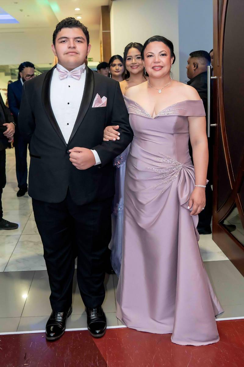 Desfile de Padres e Hijos en la gala de graduación de la Escuela Internacional Sampedrana 2026