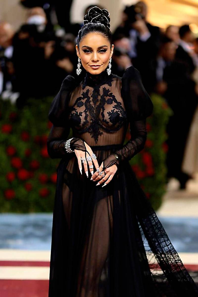 Vanessa Hudgens llevó un moño XXL adornado con strass, combinando con sus impresionantes pendientes de brillantes.
