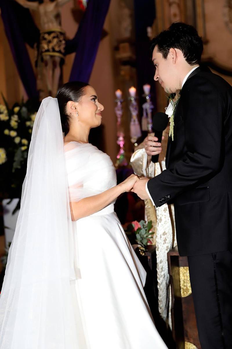 Los novios pronunciando sus votos matrimoniales 