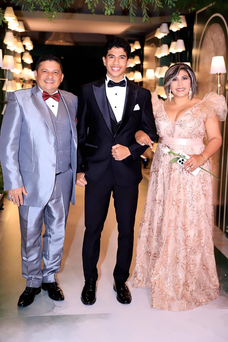 Marcelo Cabrera con Alex Cabrera y Evelyn Zepeda