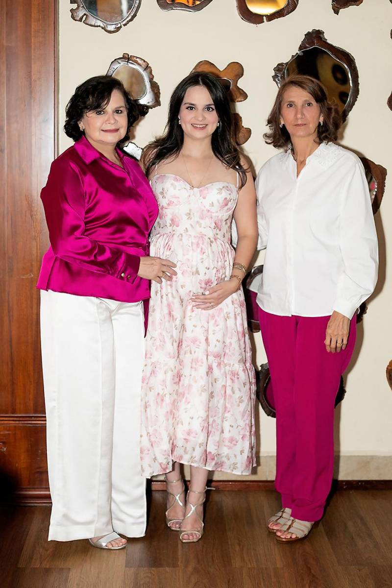 Guicela Membreño, la homenajeada Giselle de Hawit y Martha de Hawit.